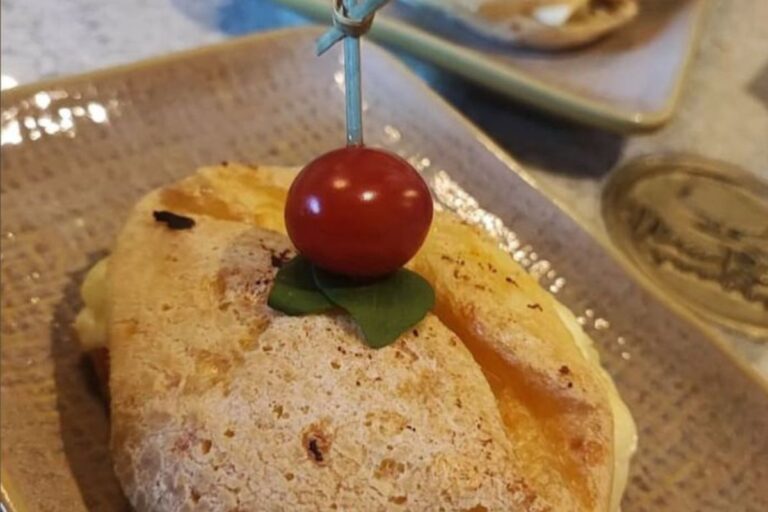 Pão de Queijo Recheado com Presunto e Muçarela. 