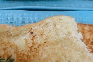 Pão na Chapa com Manteiga de Ervas.