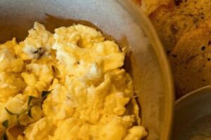 Ovos cremosos na manteiga de ervas