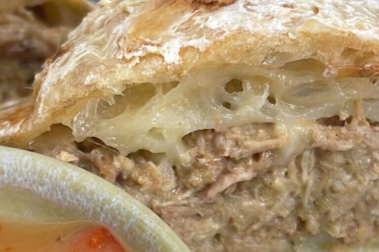 pão com pernil e queijo com molho espanhol artesanalSuculento