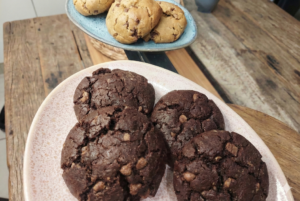 cookie tradicional com gotas de chocolate