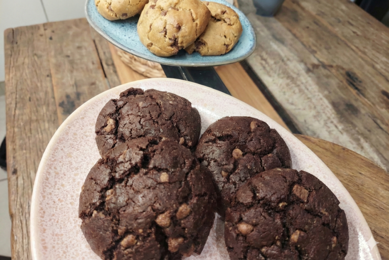 cookie tradicional com gotas de chocolate