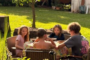 cozinhar em família na cozinha de casa