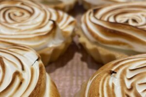 ## Recheio para mini torta: 3 receitas fáceis e profissionais O **recheio para mini torta** é o segredo para criar doces bonitos, saborosos e extremamente vendáveis. Com a combinação certa de textura, sabor e apresentação, essas mini sobremesas encantam antes mesmo da primeira mordida. Se você quer praticidade na produção e resultado profissional, essas receitas são perfeitas. --- ### Recheio para mini torta de frutas com creme de baunilha Esse recheio para mini torta é leve, cremoso e visualmente irresistível, ideal para vitrines e encomendas. **Ingredientes** * 1 receita de creme de confeiteiro * 400 g de frutas frescas picadas ou polpa de frutas * gel de brilho **Modo de preparo** Misture o creme com as frutas até obter consistência firme. Disponha sobre a base da tortinha e finalize com merengue suíço ou raspas de limão. **Peso ideal por unidade:** 40 g de creme + 15 g de coulis --- ### Recheio para mini torta de limão cremoso Entre os recheios para mini torta mais populares, essa versão de limão tem textura firme e sabor equilibrado. **Ingredientes** * 395 g leite condensado * 100 g creme de leite * 40 g suco de limão **Modo de preparo** Misture todos os ingredientes até formar um creme homogêneo e consistente. Coloque na base e finalize com raspas de limão. **Rendimento:** 480 g **Produção:** 8 mini tortas **Peso por unidade:** 60 g --- ### Recheio para mini torta tipo lemon curd profissional Esse recheio para mini torta é mais sofisticado e perfeito para vitrines premium ou ocasiões especiais. **Ingredientes** * 6 gemas * 2 claras * 210 g açúcar * 15 g amido de milho * suco e raspas de 2 limões * 35 g manteiga **Modo de preparo resumido** Cozinhe os ingredientes mexendo constantemente até engrossar. Retire do fogo e adicione a manteiga para emulsificar, formando um creme brilhante e sedoso. **Rendimento:** 590 g **Produção:** 14 mini tortas **Peso por unidade:** 40 g --- ### Por que mini tortas vendem tanto? Mini tortas são produtos que as pessoas compram com os olhos. Elas são delicadas, elegantes, fáceis de produzir e possuem ótimo rendimento. Por isso, são uma excelente opção para quem quer vender doces com alto valor agregado e ótima margem de lucro. --- ### Dica profissional para vender mais Monte caixas com sabores variados. Combos aumentam o valor percebido e incentivam o cliente a experimentar mais opções, elevando o ticket médio sem aumentar o trabalho. --- **Frase-chave SEO:** recheio para mini torta