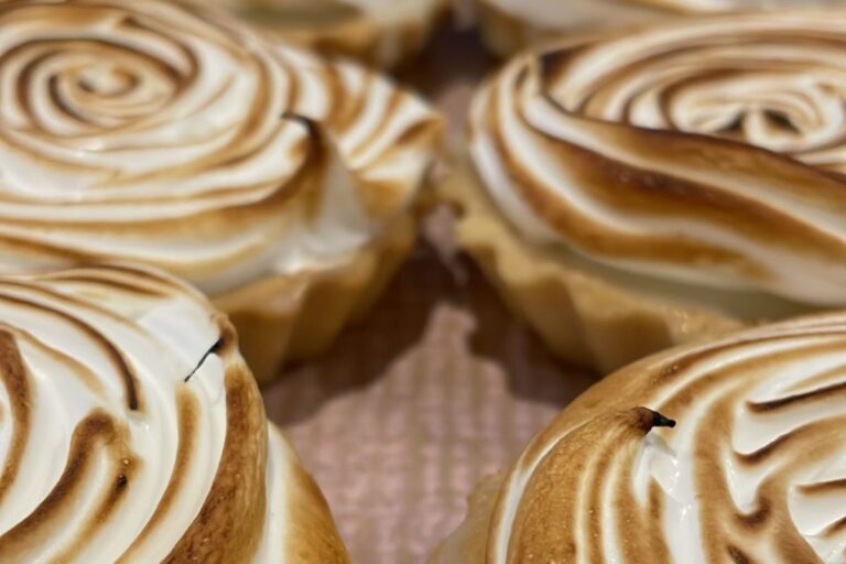 ## Recheio para mini torta: 3 receitas fáceis e profissionais O **recheio para mini torta** é o segredo para criar doces bonitos, saborosos e extremamente vendáveis. Com a combinação certa de textura, sabor e apresentação, essas mini sobremesas encantam antes mesmo da primeira mordida. Se você quer praticidade na produção e resultado profissional, essas receitas são perfeitas. --- ### Recheio para mini torta de frutas com creme de baunilha Esse recheio para mini torta é leve, cremoso e visualmente irresistível, ideal para vitrines e encomendas. **Ingredientes** * 1 receita de creme de confeiteiro * 400 g de frutas frescas picadas ou polpa de frutas * gel de brilho **Modo de preparo** Misture o creme com as frutas até obter consistência firme. Disponha sobre a base da tortinha e finalize com merengue suíço ou raspas de limão. **Peso ideal por unidade:** 40 g de creme + 15 g de coulis --- ### Recheio para mini torta de limão cremoso Entre os recheios para mini torta mais populares, essa versão de limão tem textura firme e sabor equilibrado. **Ingredientes** * 395 g leite condensado * 100 g creme de leite * 40 g suco de limão **Modo de preparo** Misture todos os ingredientes até formar um creme homogêneo e consistente. Coloque na base e finalize com raspas de limão. **Rendimento:** 480 g **Produção:** 8 mini tortas **Peso por unidade:** 60 g --- ### Recheio para mini torta tipo lemon curd profissional Esse recheio para mini torta é mais sofisticado e perfeito para vitrines premium ou ocasiões especiais. **Ingredientes** * 6 gemas * 2 claras * 210 g açúcar * 15 g amido de milho * suco e raspas de 2 limões * 35 g manteiga **Modo de preparo resumido** Cozinhe os ingredientes mexendo constantemente até engrossar. Retire do fogo e adicione a manteiga para emulsificar, formando um creme brilhante e sedoso. **Rendimento:** 590 g **Produção:** 14 mini tortas **Peso por unidade:** 40 g --- ### Por que mini tortas vendem tanto? Mini tortas são produtos que as pessoas compram com os olhos. Elas são delicadas, elegantes, fáceis de produzir e possuem ótimo rendimento. Por isso, são uma excelente opção para quem quer vender doces com alto valor agregado e ótima margem de lucro. --- ### Dica profissional para vender mais Monte caixas com sabores variados. Combos aumentam o valor percebido e incentivam o cliente a experimentar mais opções, elevando o ticket médio sem aumentar o trabalho. --- **Frase-chave SEO:** recheio para mini torta