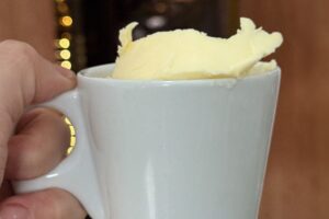 quanto pesa uma xícara de manteiga em gramas