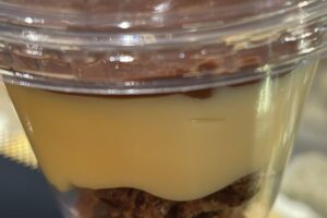 Bolo no pote para vender com camadas de chocolate e creme