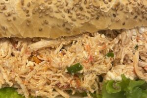 lanche artesanal de frango no pão francês