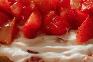 bolo de leite ninho para vender com morango